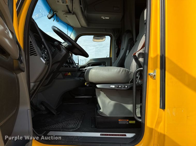 image for item EJ4568 2020 Kenworth T680 semi truck