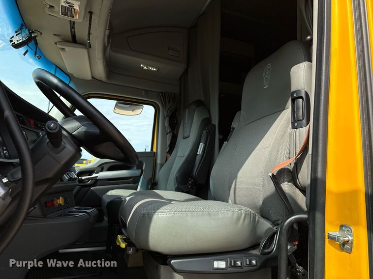 image for item EJ4568 2020 Kenworth T680 semi truck