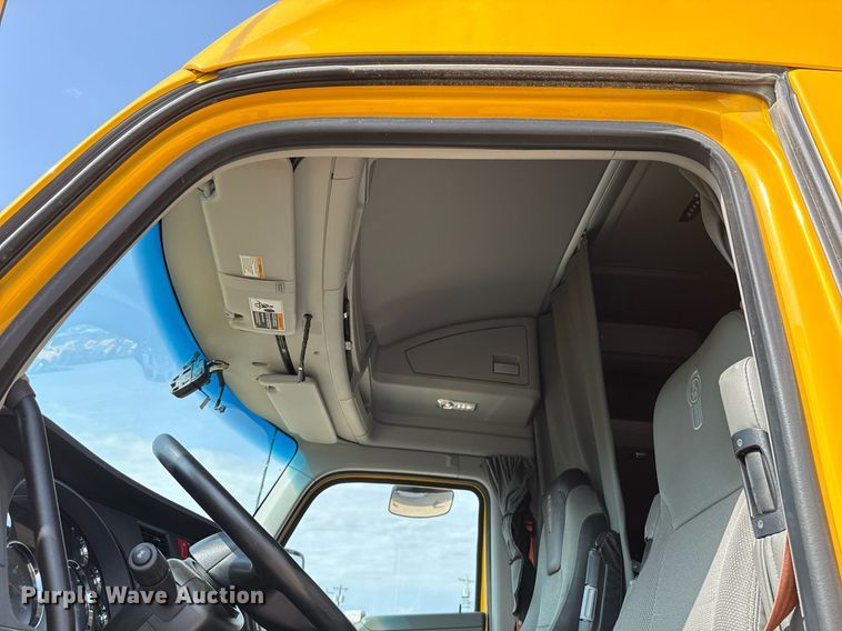 image for item EJ4568 2020 Kenworth T680 semi truck