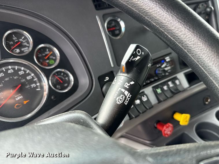 image for item EJ4568 2020 Kenworth T680 semi truck