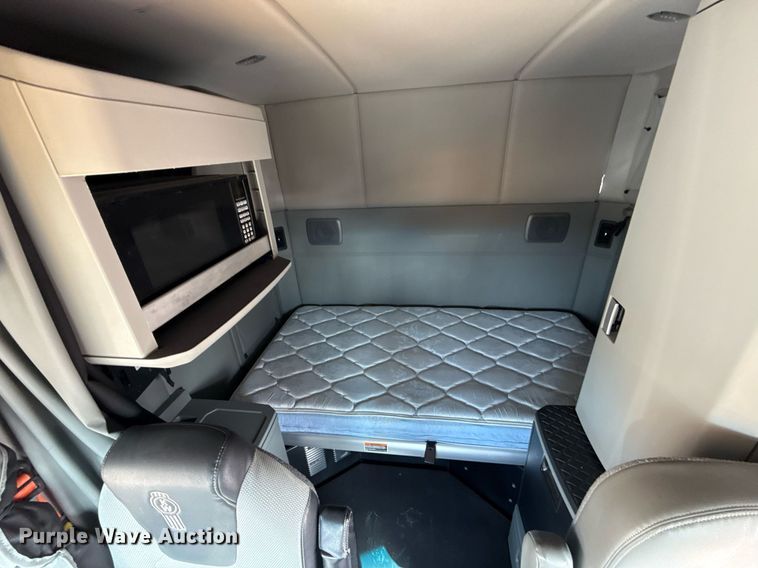 image for item EJ4568 2020 Kenworth T680 semi truck