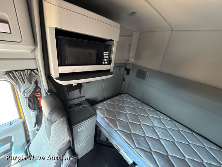 image for item EJ4568 2020 Kenworth T680 semi truck