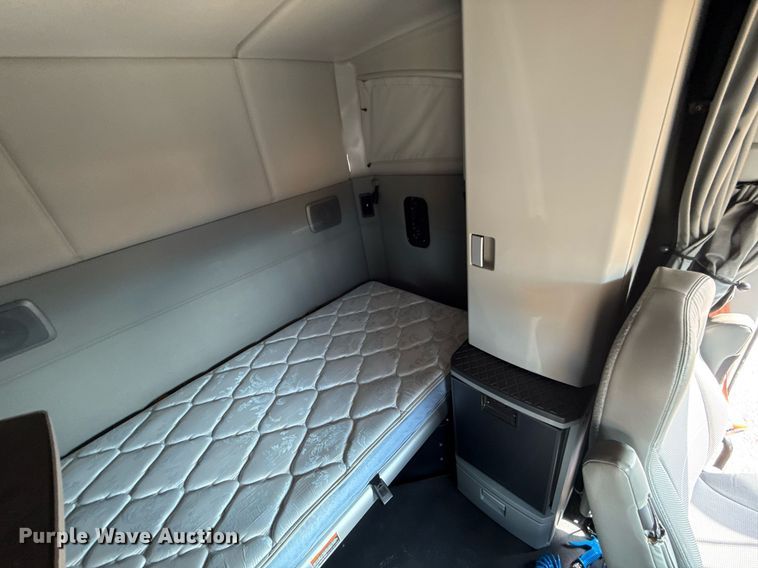 image for item EJ4568 2020 Kenworth T680 semi truck