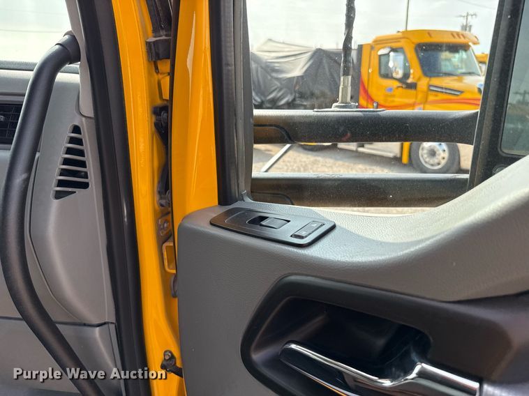 image for item EJ4568 2020 Kenworth T680 semi truck