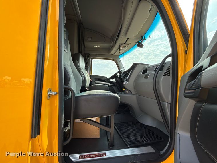 image for item EJ4568 2020 Kenworth T680 semi truck
