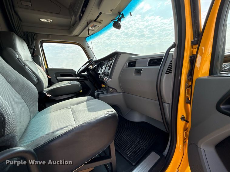 image for item EJ4568 2020 Kenworth T680 semi truck