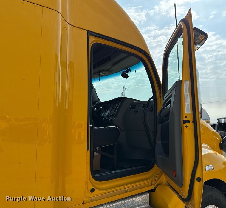 image for item EJ4568 2020 Kenworth T680 semi truck