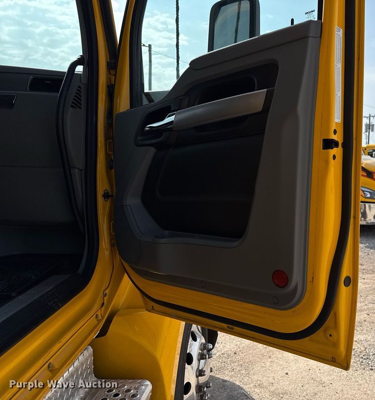 image for item EJ4568 2020 Kenworth T680 semi truck