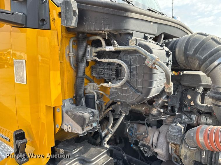 image for item EJ4568 2020 Kenworth T680 semi truck