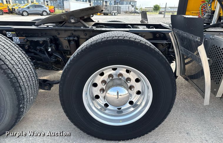 image for item EJ4568 2020 Kenworth T680 semi truck