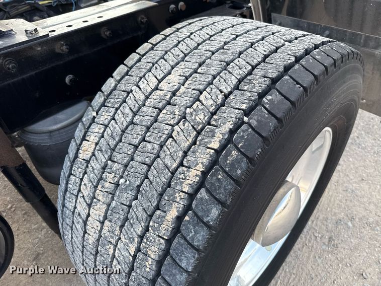 image for item EJ4568 2020 Kenworth T680 semi truck