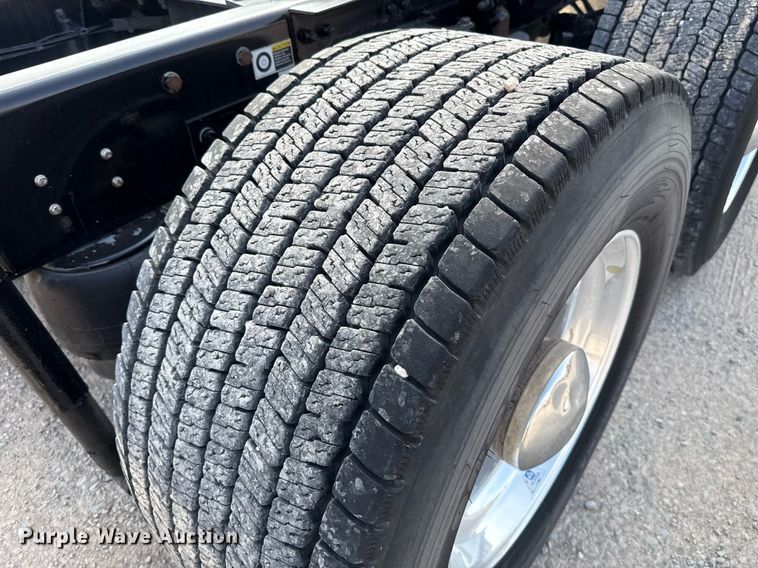 image for item EJ4568 2020 Kenworth T680 semi truck