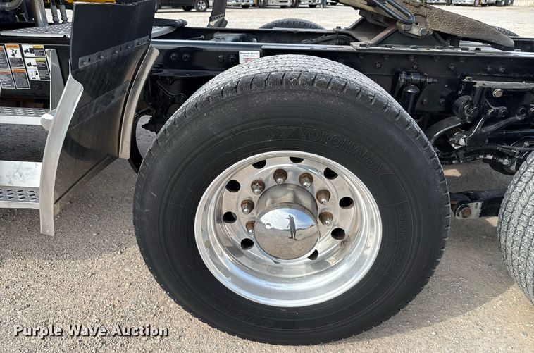 image for item EJ4568 2020 Kenworth T680 semi truck