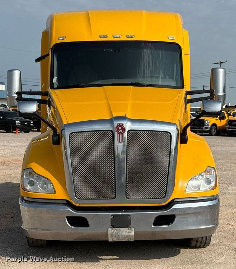 image for item EJ4569 2019 Kenworth T680 semi truck