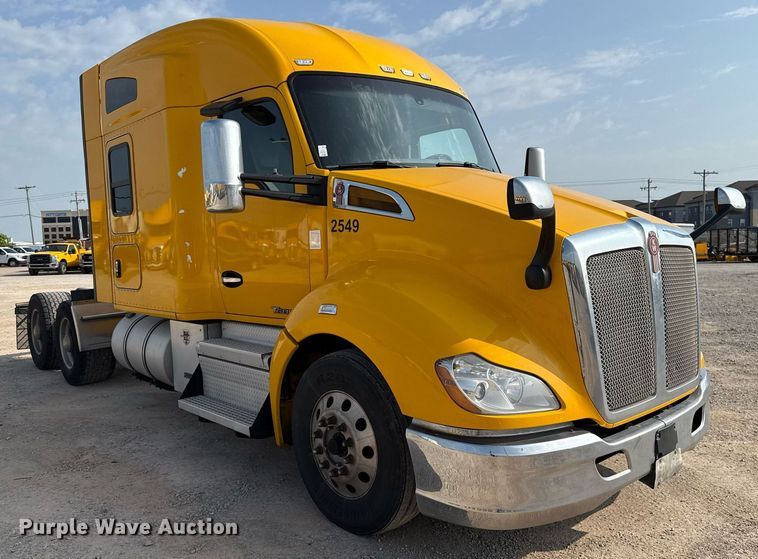 image for item EJ4569 2019 Kenworth T680 semi truck