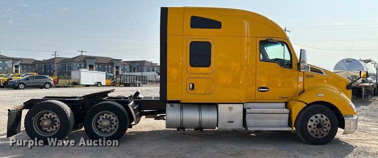 image for item EJ4569 2019 Kenworth T680 semi truck