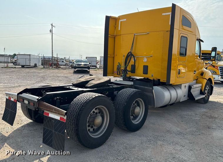 image for item EJ4569 2019 Kenworth T680 semi truck