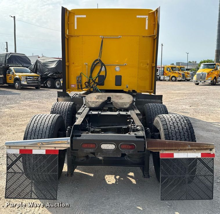 image for item EJ4569 2019 Kenworth T680 semi truck