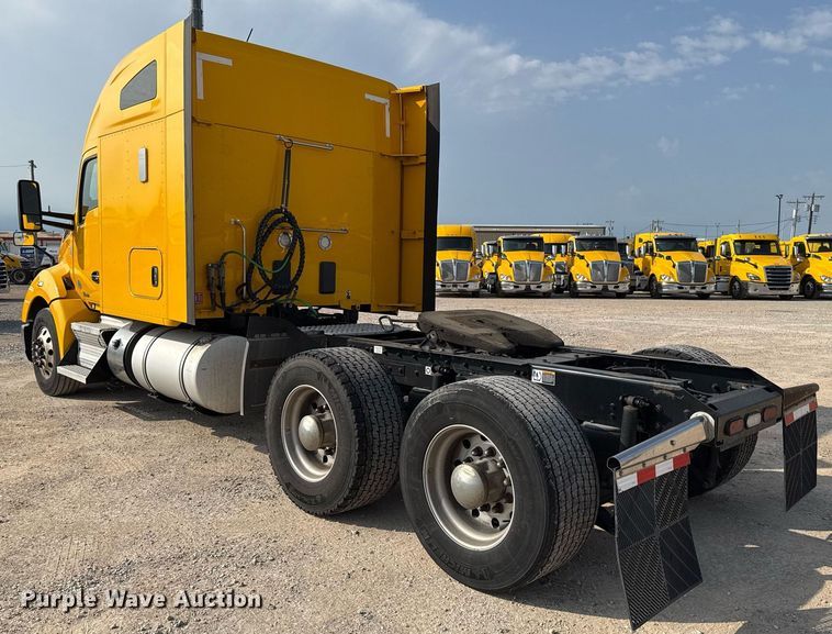 image for item EJ4569 2019 Kenworth T680 semi truck