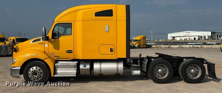 image for item EJ4569 2019 Kenworth T680 semi truck