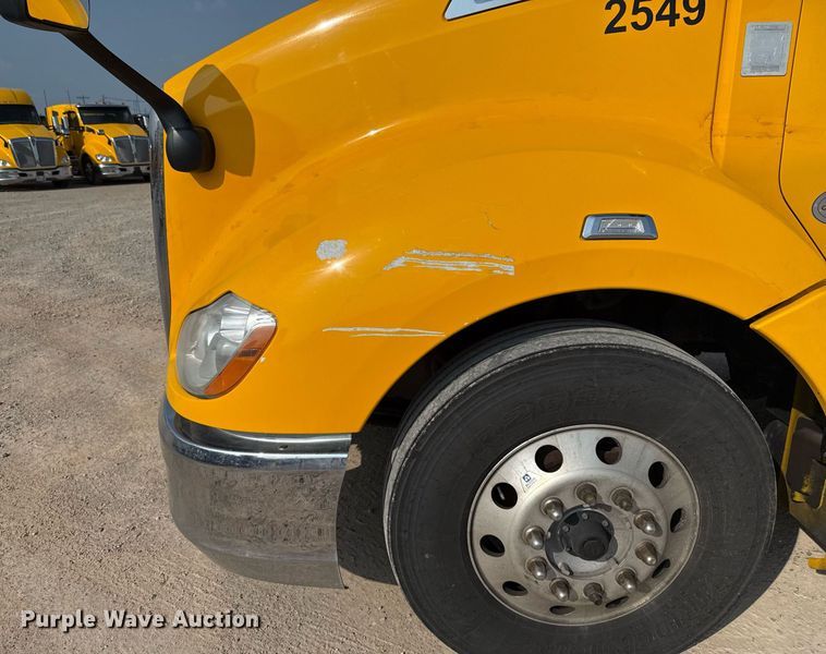 image for item EJ4569 2019 Kenworth T680 semi truck