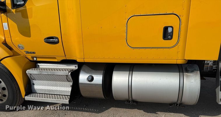 image for item EJ4569 2019 Kenworth T680 semi truck