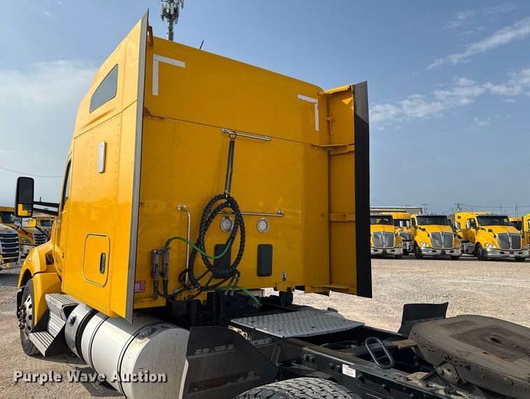 image for item EJ4569 2019 Kenworth T680 semi truck