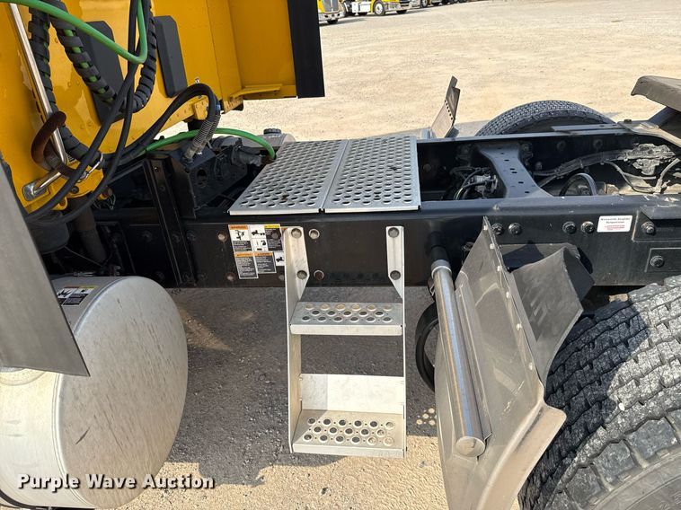 image for item EJ4569 2019 Kenworth T680 semi truck