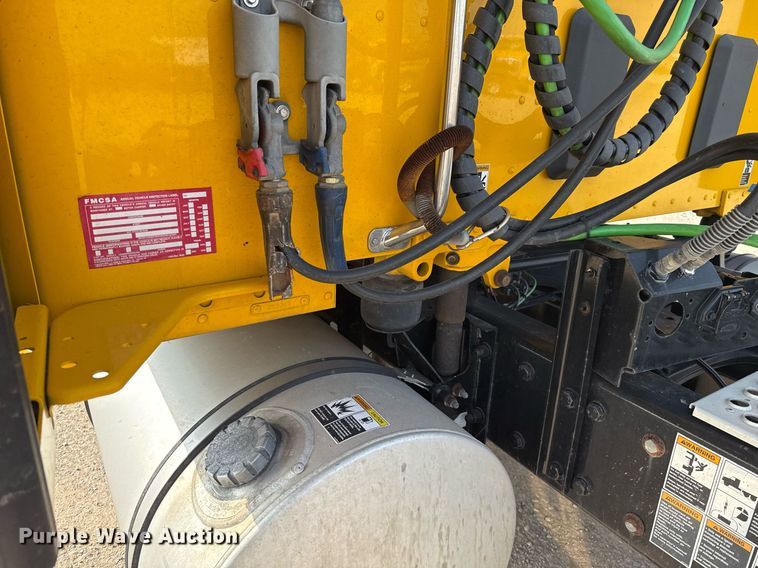 image for item EJ4569 2019 Kenworth T680 semi truck