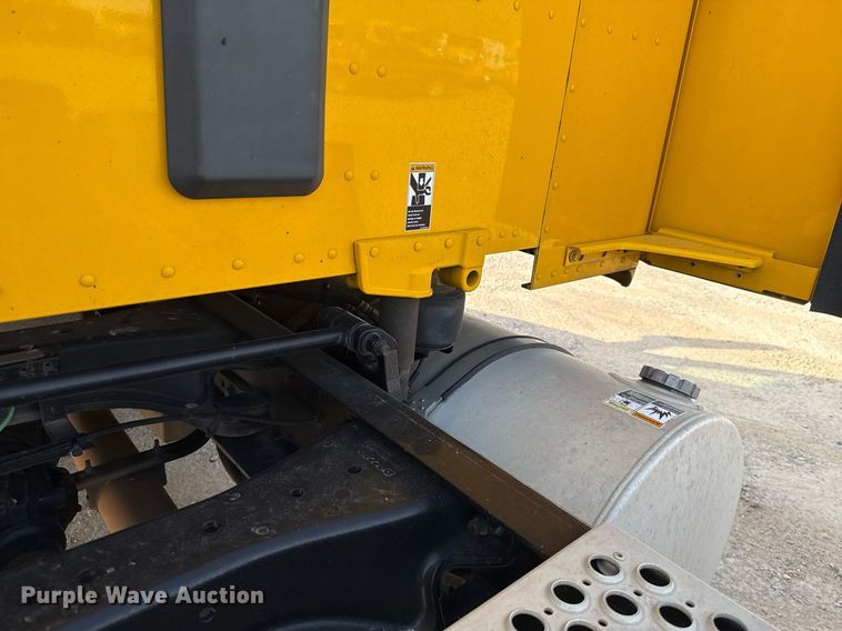 image for item EJ4569 2019 Kenworth T680 semi truck