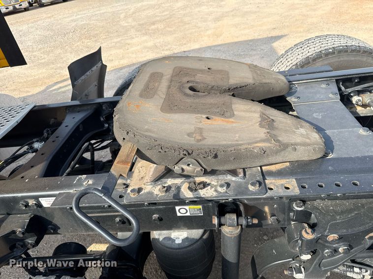 image for item EJ4569 2019 Kenworth T680 semi truck