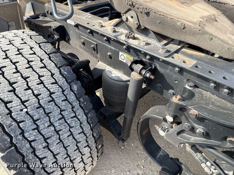 image for item EJ4569 2019 Kenworth T680 semi truck