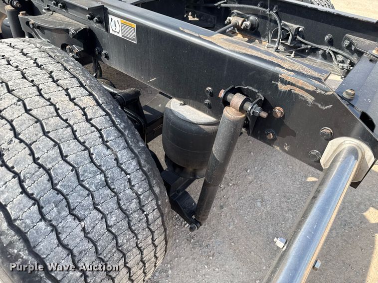 image for item EJ4569 2019 Kenworth T680 semi truck