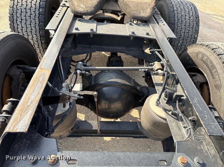 image for item EJ4569 2019 Kenworth T680 semi truck