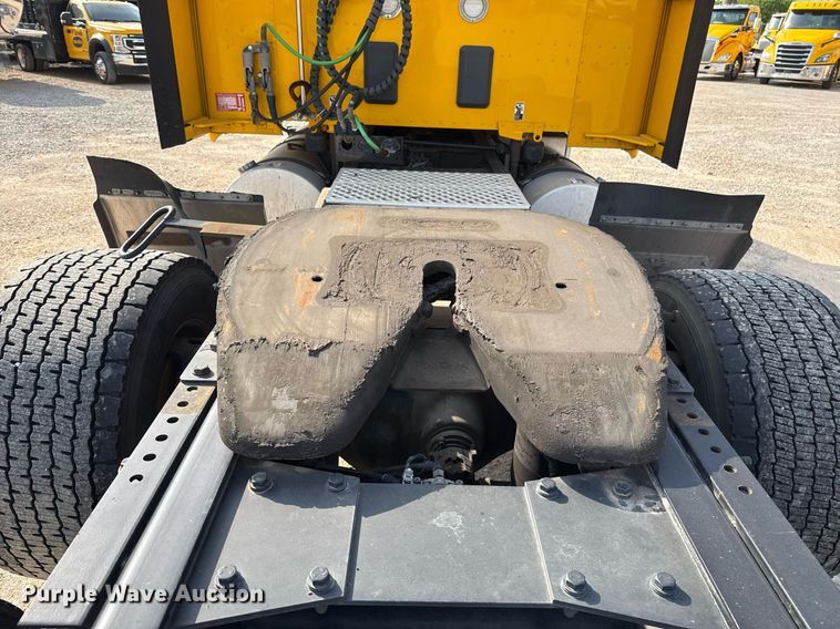 image for item EJ4569 2019 Kenworth T680 semi truck