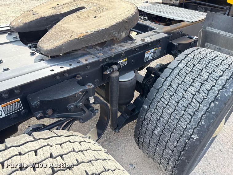 image for item EJ4569 2019 Kenworth T680 semi truck