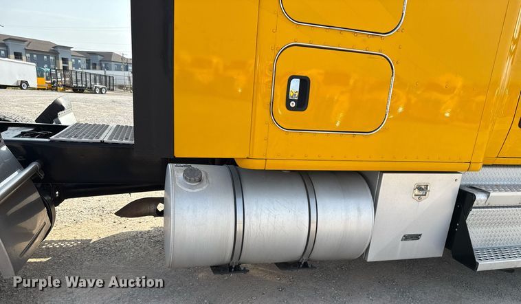 image for item EJ4569 2019 Kenworth T680 semi truck