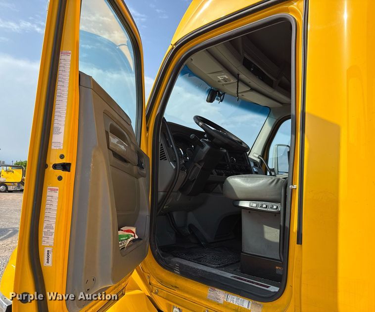 image for item EJ4569 2019 Kenworth T680 semi truck