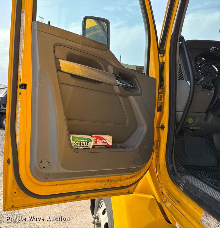 image for item EJ4569 2019 Kenworth T680 semi truck