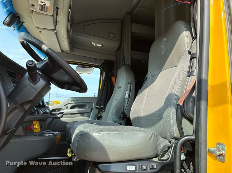 image for item EJ4569 2019 Kenworth T680 semi truck