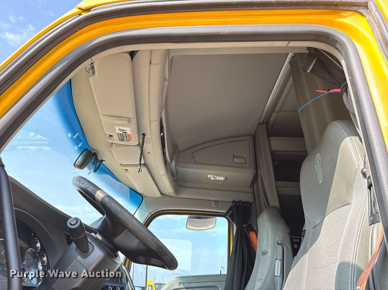 image for item EJ4569 2019 Kenworth T680 semi truck