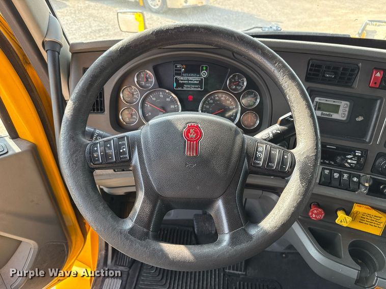 image for item EJ4569 2019 Kenworth T680 semi truck