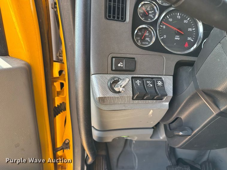 image for item EJ4569 2019 Kenworth T680 semi truck