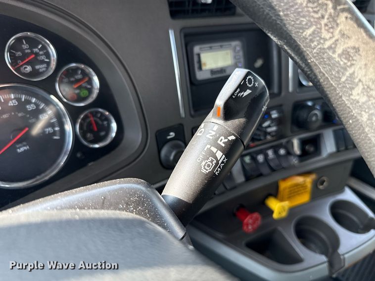 image for item EJ4569 2019 Kenworth T680 semi truck