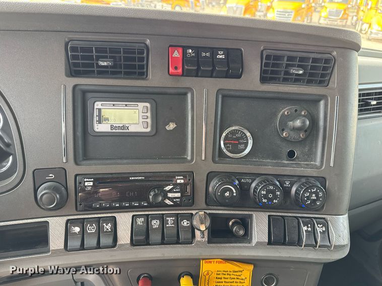 image for item EJ4569 2019 Kenworth T680 semi truck
