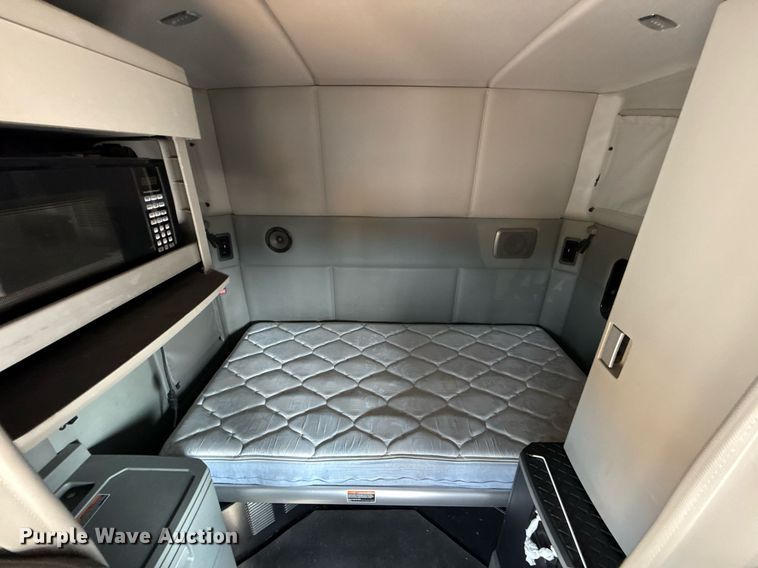 image for item EJ4569 2019 Kenworth T680 semi truck