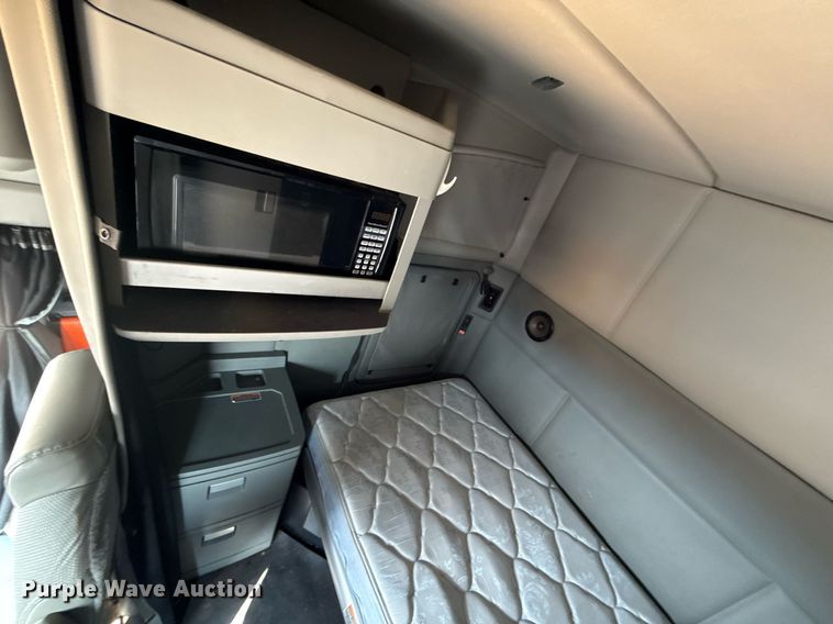 image for item EJ4569 2019 Kenworth T680 semi truck