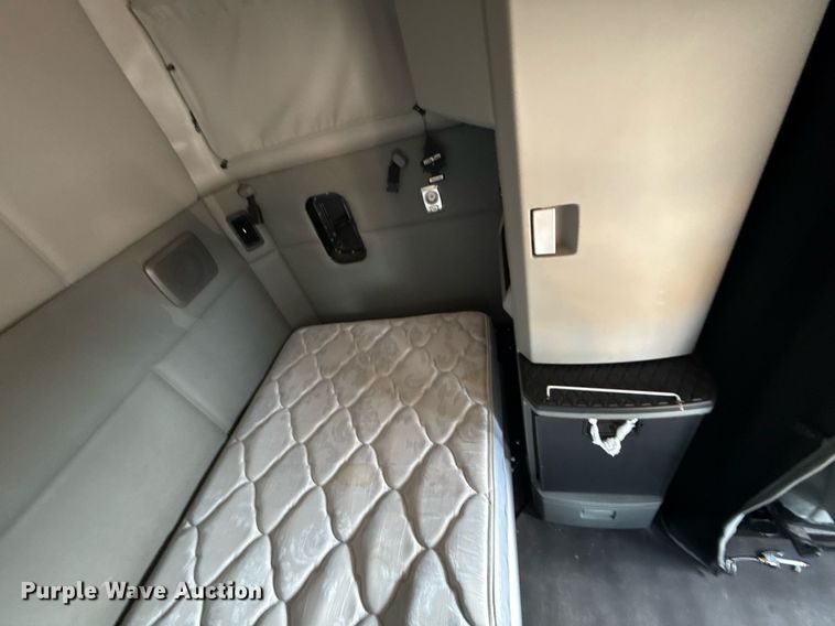 image for item EJ4569 2019 Kenworth T680 semi truck