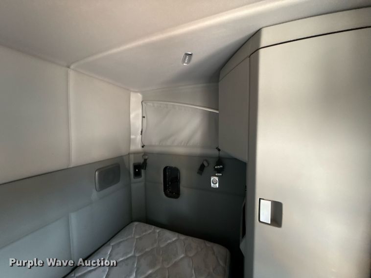 image for item EJ4569 2019 Kenworth T680 semi truck