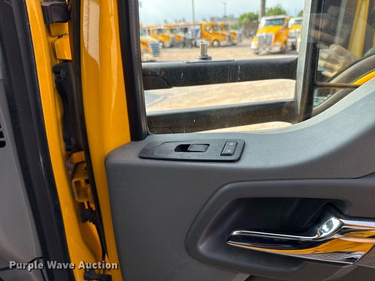 image for item EJ4569 2019 Kenworth T680 semi truck